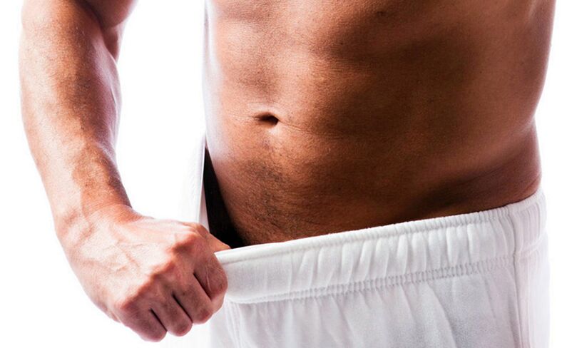L'uomo tira la fascia elastica sui pantaloncini