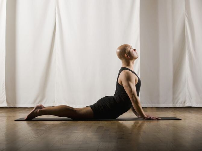 Un uomo con prostatite è impegnato nello yoga