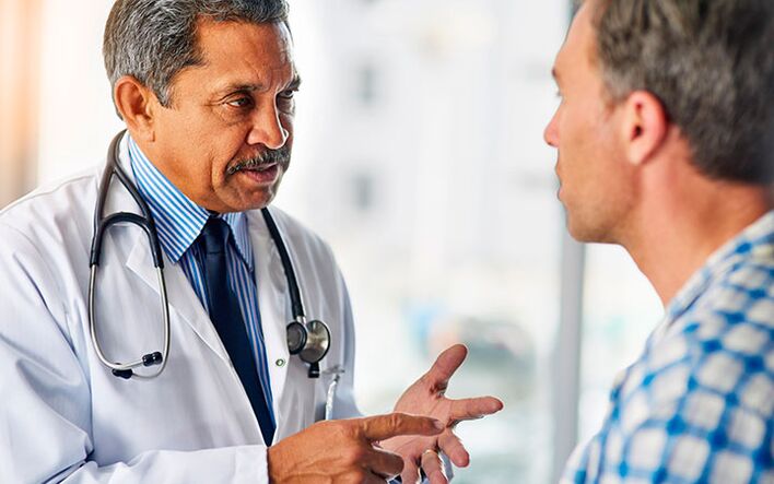 Un uomo con prostatite da un urologo