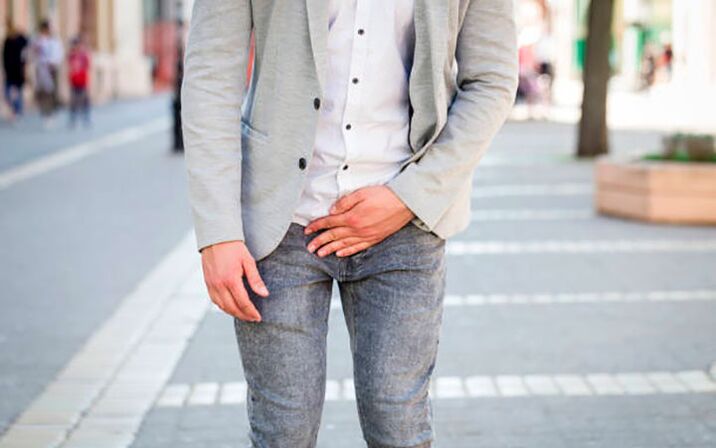 Un uomo è preoccupato per i sintomi spiacevoli della prostatite