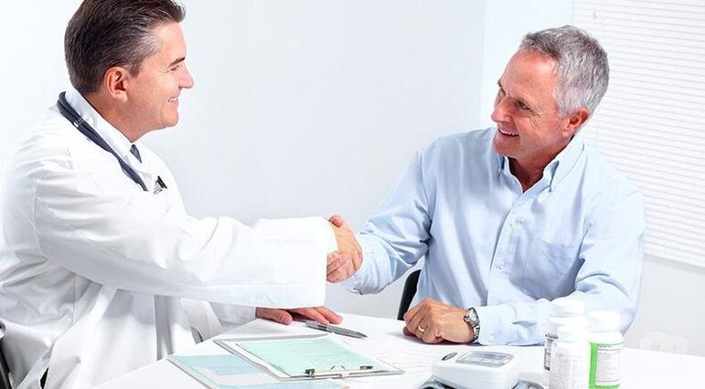 L'urologo prescrive un trattamento efficace per la prostatite a un uomo